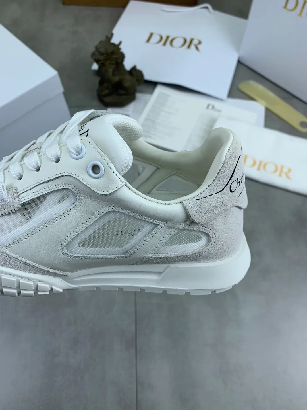 Men's men's shoes P560 new Dior Tech sneakers 2026 early spring series new products, with fashionable details, highlighting retro aesthetics. The light beige anti-suede cow leather upper is spliced ​​with apricot transparent mesh fabric on the side. The upper window edge is adhered with high-frequency flat ironing and back-pressure. It replicates the original craftsmanship, making it beautiful and comfortable without falling off. The interior is made of sheep lining of the same color and is soft and comfortable. The heel and tongue are embellished with the Paris logo. The textured TPU soles with the same color logo. The high-end version is exquisitely packaged with an airplane box, adding to the high-end style. Color: 4️⃣colors available Size: Female 35-41 Male 39-46